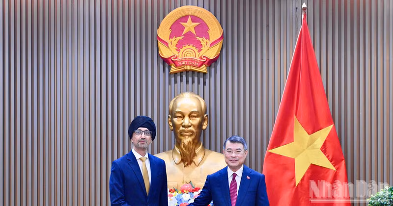 레 민 흥 국무총리와 라즈팔 싱 주베트남 싱가포르 대사. (사진: THANH GIANG)