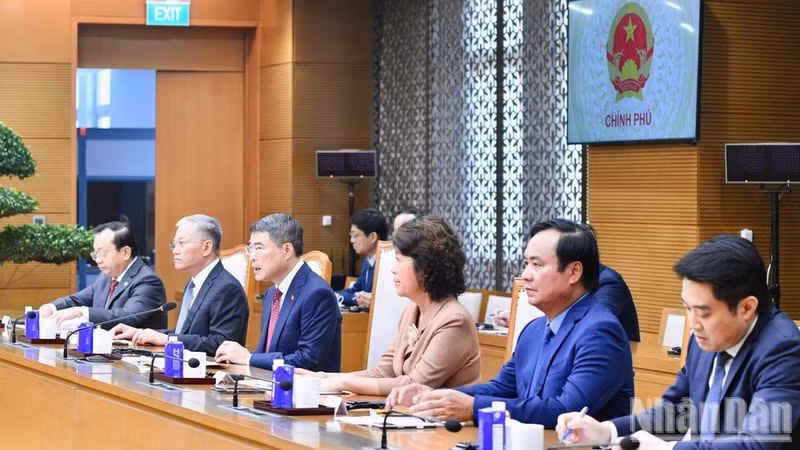 레 민 흥 국무총리와 베트남 일부 부처·기관 관계자들.. (사진: THANH GIANG)
