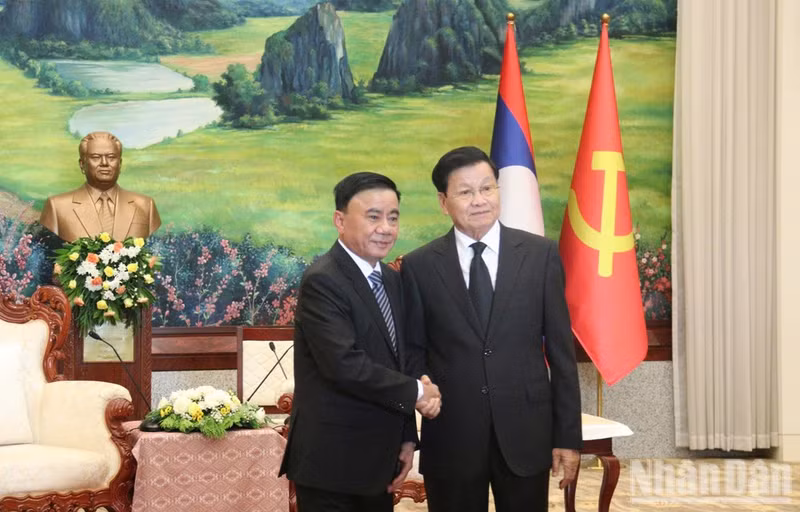 통룬 시술릿 라오스 서기장 겸 국가주석이 베트남 당, 국가, 또 럼 서기장 겸 국가주석에게 중요한 순간마다 라오스와 함께 해준 데 대해 깊은 감사를 표하고 있다.