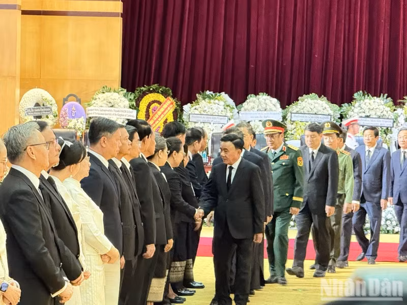 쩐 껌 뚜 상임서기와 베트남 당·국가 고위 대표단이 라오스 당과 국가, 국회, 정부, 인민 및 사이솜폰 폼비한 동지 유가족에게 깊은 애도를 표하고 있다.
