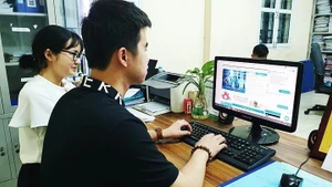 각 부서가 문서의 디지털화 작업을 신속히 진행하고 있다. (사진: 인민신문)