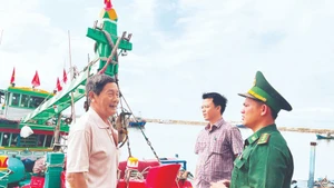 럼동성 탄하이 국경경비대 소속 군인들과 푸투이동 인민위원회 관계자들이 어민들에게 선거 참여를 독려하고 있다. (사진: 탄하이)