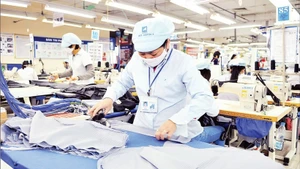 수출용 의류를 생산하는 가멘트기업10 종업원들. (사진: 응우옌 당)