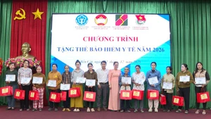 호찌민시 사회보장국 산하 벤깟 사회보장 사무소가 지역 내 취약계층 주민들에게 건강보험증을 전달하고 있다. (사진: HSS)