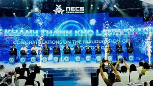 대표단이 떠이닌에서 열린 뉴에라 냉동창고 시설 준공식에 참석하고 있다.