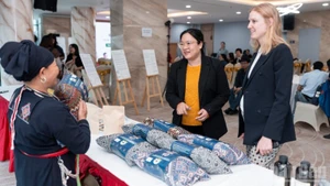 프로젝트 참여 지역사회의 제품을 선보이는 전시회를 찾은 관람객들.