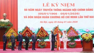 또럼 당 서기장이 중앙위원회 내부사무위원회에 호찌민 훈장을 수여하고 있다. (사진: VNA)