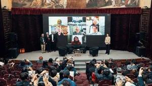 “만다린 로드 프라이즈” 시상식이 열리는 응우이뉴 꼰뚬 홀.