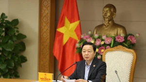 쩐홍하 부총리가 국회 결의 제254/2025/QH15호의 토지법 집행 관련 고충 및 장애 해소를 위한 메커니즘과 정책에 관한 시행령(안) 논의를 위한 온·오프라인 병행 회의에서 발언하고 있다. (사진: VNA)