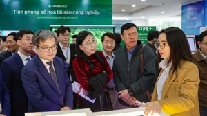 하노이 기술거래소를 방문한 하노이시 관계자들. (사진: VNA)