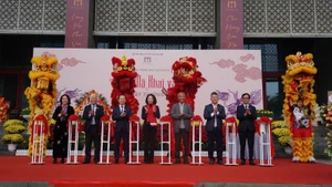 대표단이 프로그램 개막을 알리는 테이프 커팅을 하고 있다.