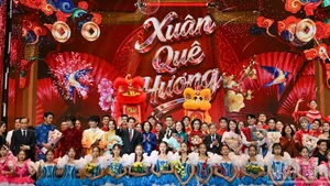 르엉 끄엉 국가주석과 부인 응우옌 티 민 응우엣 여사가 대표단 및 예술가들과 함께 ‘2026 고향의 봄’ 프로그램에 참석하고 있다.