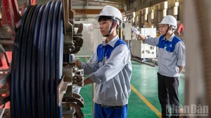 탄아–다이탄(Tan A–Dai Thanh) 회사의 근로자들. (사진: 뚱 응우옌(TUNG NGUYEN))