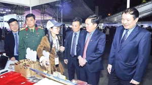 하이퐁시 노동연맹 지도부와 대표단이 2025년 제1회 취업박람회에서 채용 부스를 방문하고 있다. (사진: 팜 끄엉)