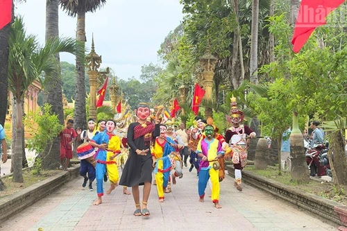축제를 즐기고 있는 빈롱 지역 크메르족 주민들.
