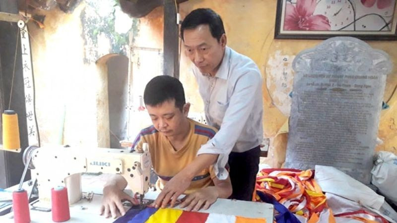 장애인의 고용 보장은 이들이 지역사회에 신속하고 지속적으로 통합할 수 있도록 돕는 가장 효과적인 방법 중 하나로 널리 인식되고 있다. (사진: nhandan.vn)