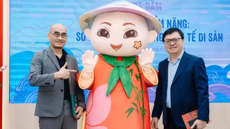베트남 공산당 중앙위원 겸 인민일보 사장인 레꿕민 당 중앙 선전교육위원회 부위원장이 오 쫑 후이 안그룹 회장이 '안쩨' 마스코트 시연 버전과 함께 기념촬영을 하고 있다.