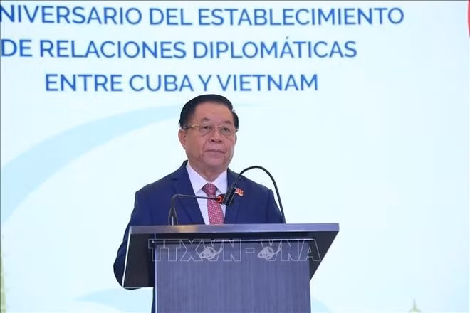 응우옌 쫑 응이아 베트남 공산당 정치국 위원 겸 베트남 인민군 총정치국장이 리셉션에서 연설하고 있다. (사진: VNA)