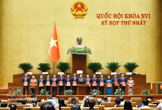 제16기 국회 쩐탄먼 의장이 6일 국회의원단장 임명 결의안을 발표하고 있다. (사진: VNA)