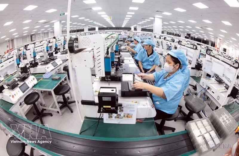 타이응우옌성 옌빈 산업단지에 위치한 Khvatec Thai Nguyen 유한책임회사의 생산 현장. (사진: VNA)
