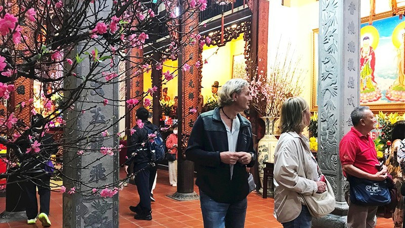 하노이 구시가지의 많은 문화유산지가 올해 설 연휴 기간 동안 관광객과 지역 주민 모두에게 인기 있는 명소로 떠올랐다. 사진: 투 니