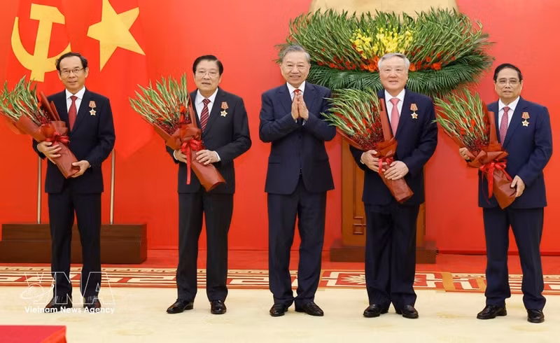 또 럼 당 서기장이 고위 관계자들에게 군공훈장을 수여하고 박수를 치고 있다 (사진: VNA)
