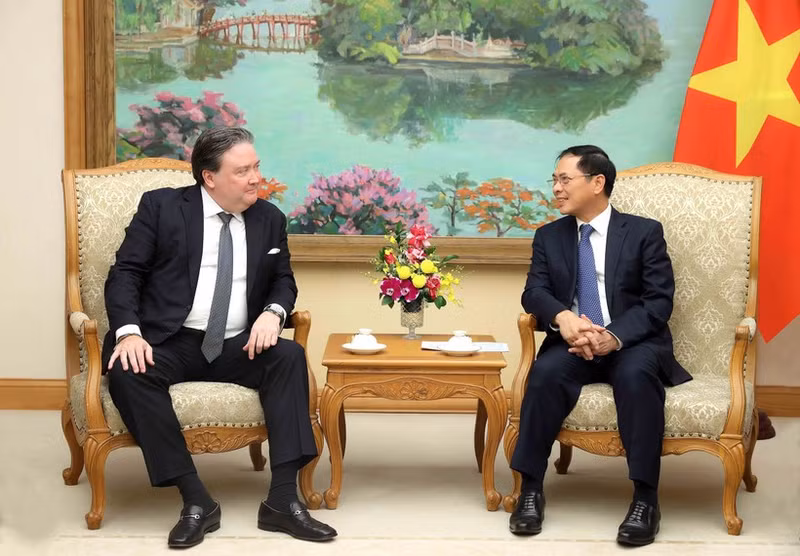 부이 탄 손 부총리(오른쪽)가 23일 하노이에서 마크 E. 크나퍼 주베트남 미국대사를 접견하고 있다. (사진: VNA)