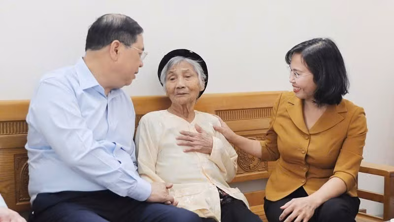 팜 지아 뚝 상임 부총리가 베트남 영웅 어머니 응우옌 티 뚝 여사를 방문해 인사를 나누고 있다.