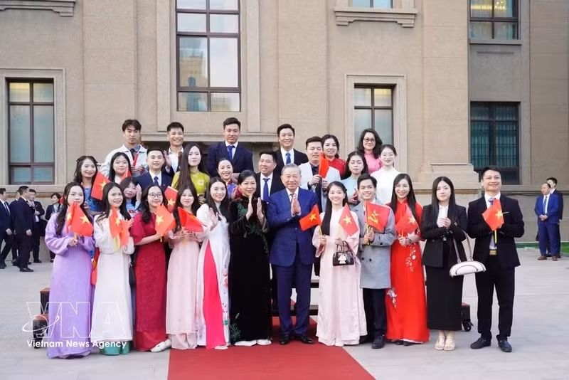 중국에 유학 중인 베트남 학생들이 또럼 당 서기장 겸 국가주석 내외와 함께 기념사진을 촬영하고 있다. (사진: VNA)