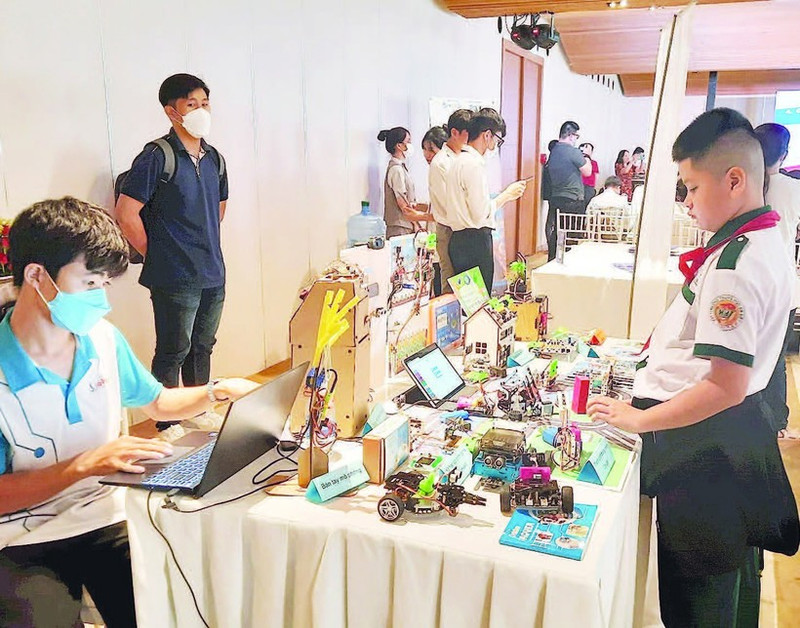 디지털 전환 경진대회에 참가한 호찌민 학생들.