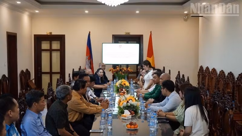  소중한 실무 경험을 공유하는 기업인들. (사진: DINH TRUONG)