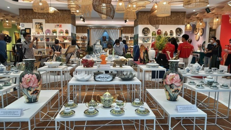 호찌민시 투자무역진흥센터(ITPC) 쇼룸에서 호찌민시 기업들이 자사 제품을 선보이고 있다.