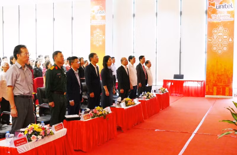 대표단이 20일 베트남 공산당 제14차 전국대회 개회식 생중계를 시청하고 있다. (사진: VNA)