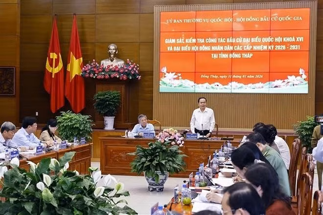 쩐탄먼 국회의장이 동탑성에서 2026~2031년 임기 제16대 국회 및 각급 인민의회 의원 선거 준비 상황을 점검하며 발언하고 있다. (사진: VNA)