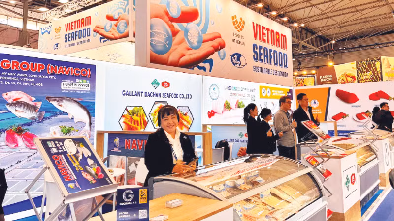 베트남 수산물이 스페인에서 열린 시푸드 엑스포 글로벌(Seafood Expo Global)에서 선보이고 있다. (사진: 탄 마이)