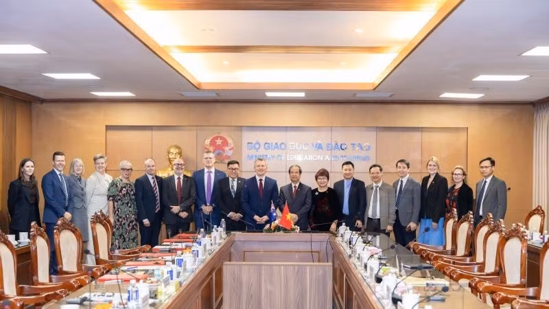 호주 주요 대학들과 베트남 교육훈련부 국제협력국이 고등교육기관의 교수진 및 관리자 역량 강화를 위한 89호 프로젝트 일환으로 연구협력협약 체결식에 참여하고 있다. (사진: 주베트남 호주대사관)