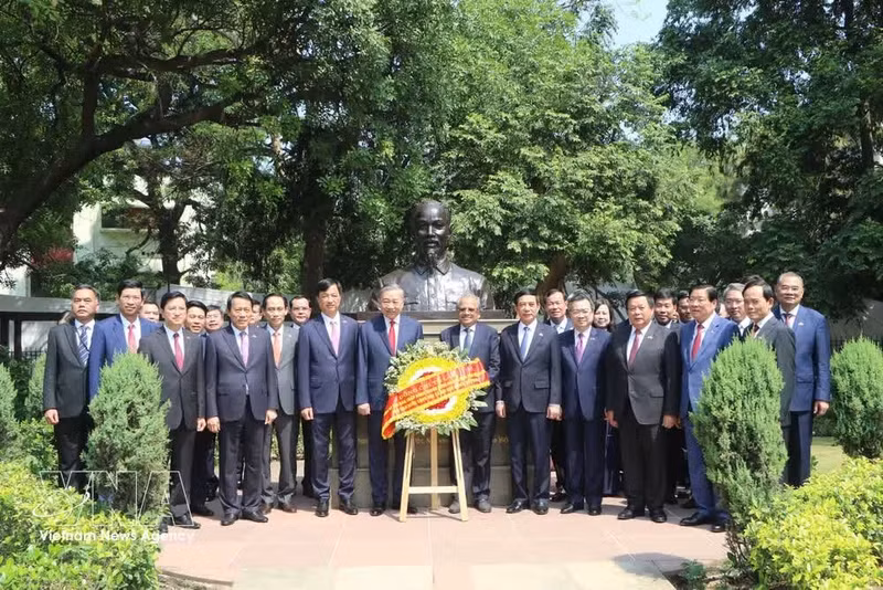 또 럼 베트남 공산당 중앙위원회 서기장 겸 국가주석과 수행원단이 6일 뉴델리 G20 공원에 위치한 호찌민 주석 동상에 헌화하고 있다. (사진: VNA)