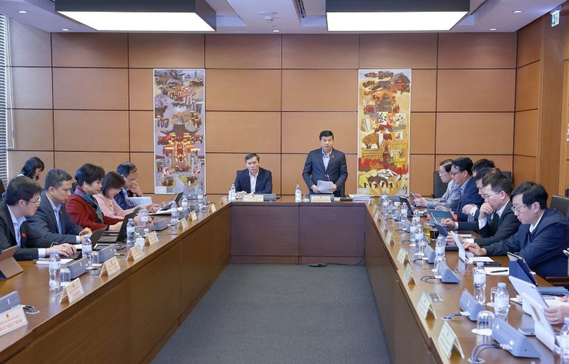 럼동성과 응에안성 국회 의원들이 4일 오후 제15기 국회 제10차 회의에서 그룹 토론을 하고 있다. (사진: VNA)