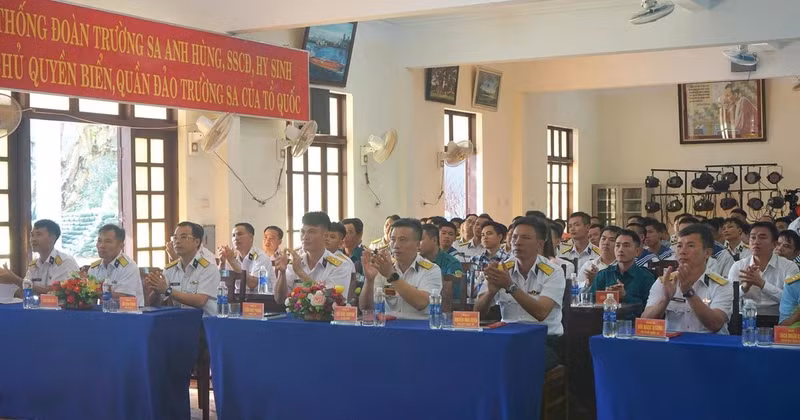 쯔엉사 섬의 장병들과 주민들이 제14차 전국당대회 개회식 생중계를 시청하고 있다.