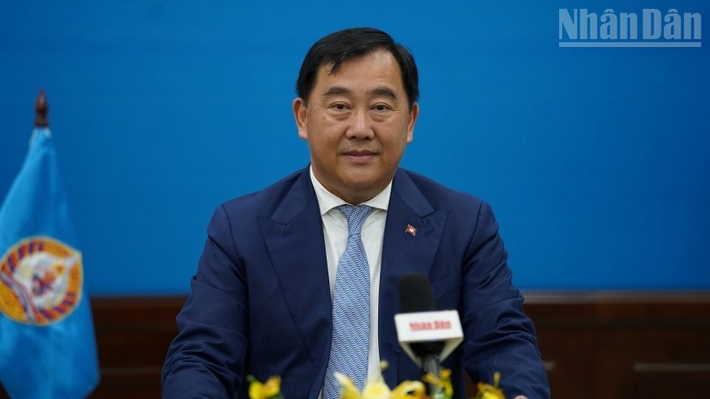 캄보디아에 주재한 인민일보 특파원과 인터뷰를 하고 있는 CPP 대외관계위원회 대변인이자 제1부위원장인 소우스 야라. (사진: 딘 쯔엉)