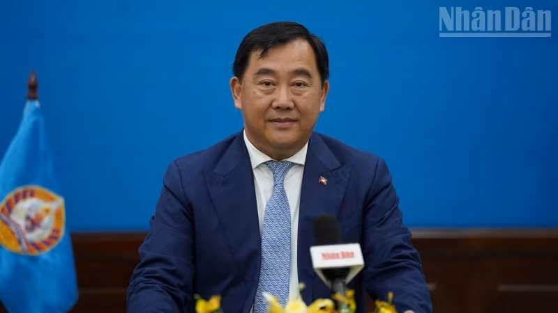 캄보디아에 주재한 인민일보 특파원과 인터뷰를 하고 있는 CPP 대외관계위원회 대변인이자 제1부위원장인 소우스 야라. (사진: 딘 쯔엉)