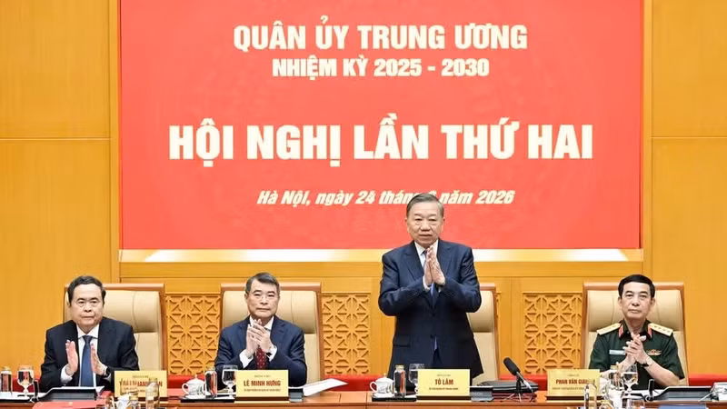 또 럼 서기장 겸 국가주석과 당·국가 지도부가 중앙군사위원회(2025~2030년 임기) 제2차 회의를 주재하고 있다. (사진: nhandan.vn)