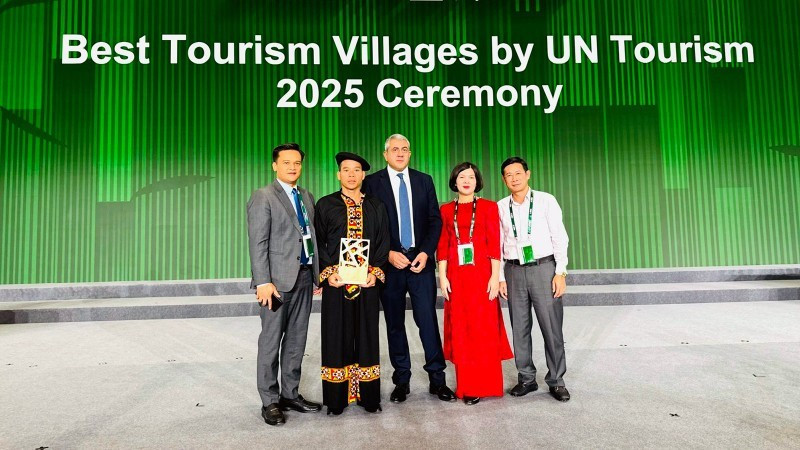 뚜옌꽝성 문화체육관광국 대표들과 룽꾸 꼬무네 로로짜이 마을 주민들이 '2025 세계 최고의 관광 마을' 타이틀을 자랑스럽게 수상했다.