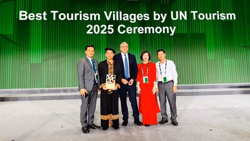 뚜옌꽝성 문화체육관광국 대표들과 룽꾸 꼬무네 로로짜이 마을 주민들이 '2025 세계 최고의 관광 마을' 타이틀을 자랑스럽게 수상했다.