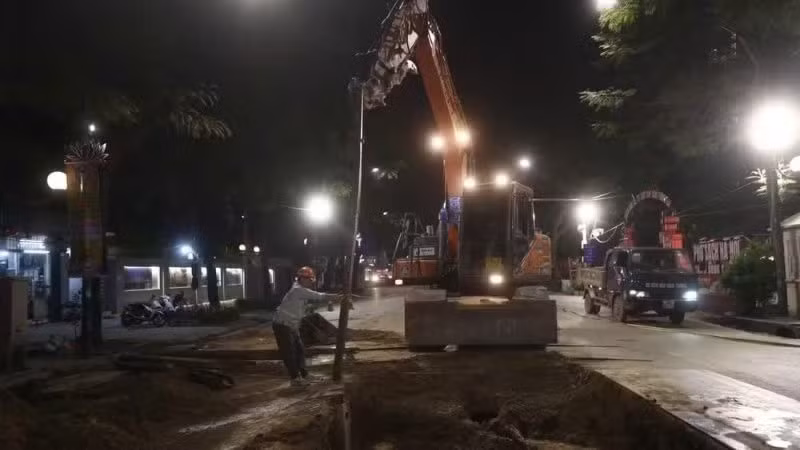 하노이에서 홍수 방지 사업을 진행 중인 건설업체들이 우기가 절정에 이르기 전에 주어진 시간을 최대한 활용하기 위해 밤낮없이 작업을 이어가고 있다.