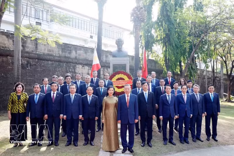 또 럼 당 서기장 겸 국가주석과 영부인, 베트남 관계자들이 마닐라 인트라무로스 구시가지의 아세안 가든 내 호찌민 주석 기념비 앞에서 기념촬영을 하고 있다. (사진: VNA)
