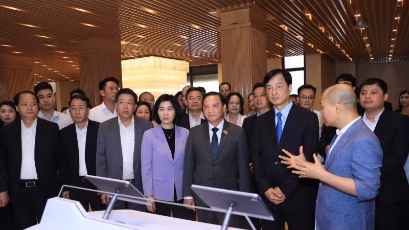 국회와 하노이시 지도부가 시 국회의원단 및 2단계 인민의회 중앙집중 운영 플랫폼의 체험 및 시연 구역을 방문해 설명을 듣고 있다.