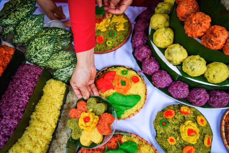 2025년 하노이 떠이호구에서 열린 전통 푸트엉 찹쌀밥 축제에서 전시된 쏘이 요리들. (사진: 탄닷)