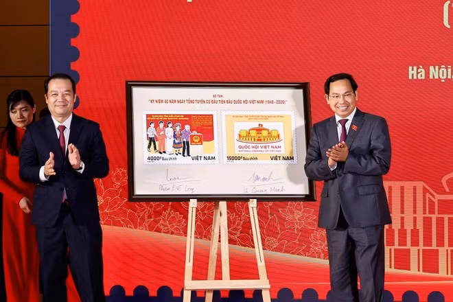 2일 하노이에서 열린 기념식에서 제1차 총선(1946–2026) 80주년을 기념하는 우표 세트가 공개됐다. (사진: VNA)