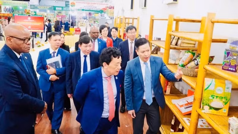 취동위 유엔식량농업기구(FAO) 총장이 2025년 농업무역촉진센터 농산물 전시장을 둘러보고 있다. (사진: Agritrade)